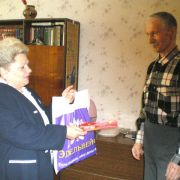 Благотворительный фонд Хайруллина вручил подарки ветеранам ВОВ